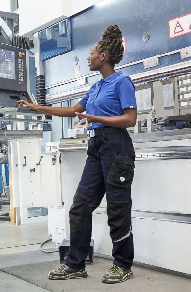 Eine Frau trägt eine Workwear Jeans